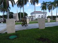 Wachablösung vor den Gräbern von José Marti und Fidel Castro