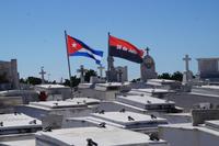 Gräber von Veteranen des Befreiungskrieges von der Batista-Diktatur werden mit der Nationalfahne und der der Bewegung des 26. Juli markiert