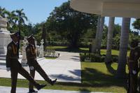 Wachwechsel an den Gräbern von José Martí und Fidel Castro