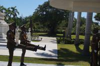 Wachwechsel an den Gräbern von José Martí und Fidel Castro