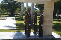 Wachwechsel an den Gräbern von José Martí und Fidel Castro