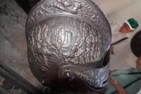 Darstellung einer kriegerischen Szene auf dem Helm des Diego de Velázquez 