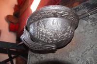 Darstellung einer kriegerischen Szene auf dem Helm des Diego de Velázquez 