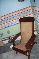 Sessel eines frankohaitianischen Kaffeepflanzers mit Spucknapf für Kautabak, Aschenbecher für Zigarre und Abstellplatz für Rumglas