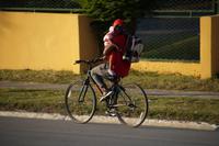 Mit dem Baby auf dem Arm Fahrrad fahren - selbst für kubanische Verhältnisse mutig