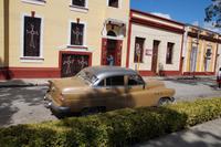 Oldtimer am Francisco Maceo Osorio-Park in Bayamo, im Hintergrund die Täuferkirche