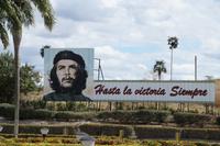 Che Guevara ist auch über 50 Jahre nach seinem Tod auf Kuba allgegenwärtig, hier am stadtrand von Las Tunas