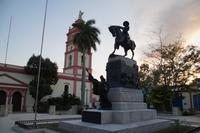 Ignacio Agramonte auf seinem Sockel, davor die Republik Kuba mit Jakobinermütze