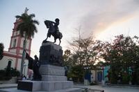 Ignacio Agramonte auf seinem Sockel, davor die Republik Kuba mit Jakobinermütze