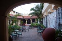 Unser Hotel in Camagüey mit zwei Tinajones 
