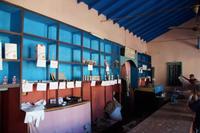 Staatliches Lebensmittelgeschäft, im Hintergrund eine Tafel mit den Einheiten für Lebensmittelmarken.