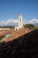 Franziskanerkloster und Sierra de Escambray im Hintergrund 
