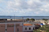 Die Bucht von Cienfuegos, im Hintergrund Kubas seit 1990 unvollendet gebliebenes AKW