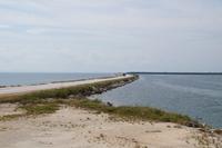 Der Damm, der den Cayo Santa María mit Kuba verbindet, am rechts Mangroven, links kann man am Horizont schwach zwischen Himmel und Meer Kuba sehen