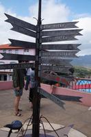 Viñales-Tal, Mirador Los Jazmines: Wegweiser in alle Welt (Berlin 8502 km, Zürich 8351 km)