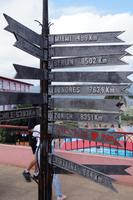 Viñales-Tal, Mirador Los Jazmines: Wegweiser in alle Welt (Berlin 8502 km, Zürich 8351 km, Warschau mit Herz)