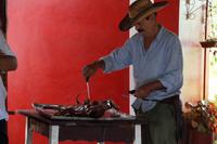 Alberto Vitamina schneidet das Spanferkel an