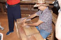 Höchste Konzentration bei der Herstellung einer Zigarre