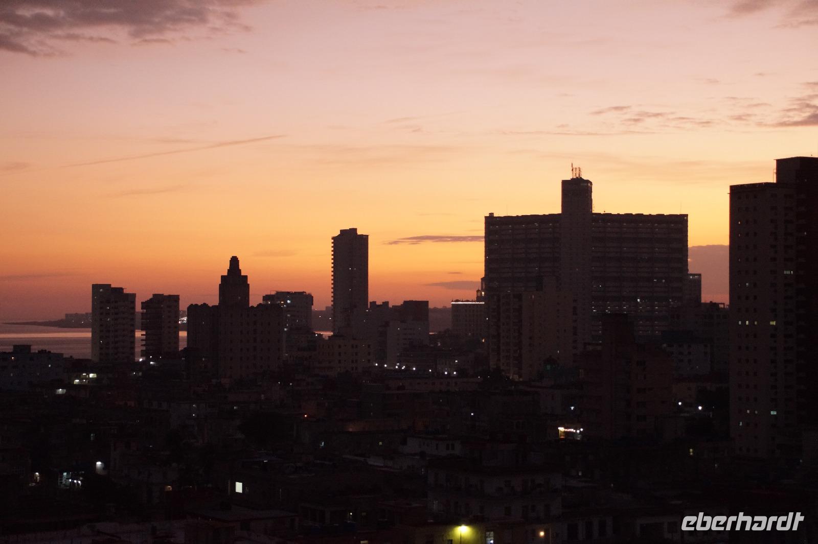 Sonnenaufgang in Havanna, links der Malecón 