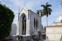 toskanisch anmutendes Grabdenkmal und Pyramide