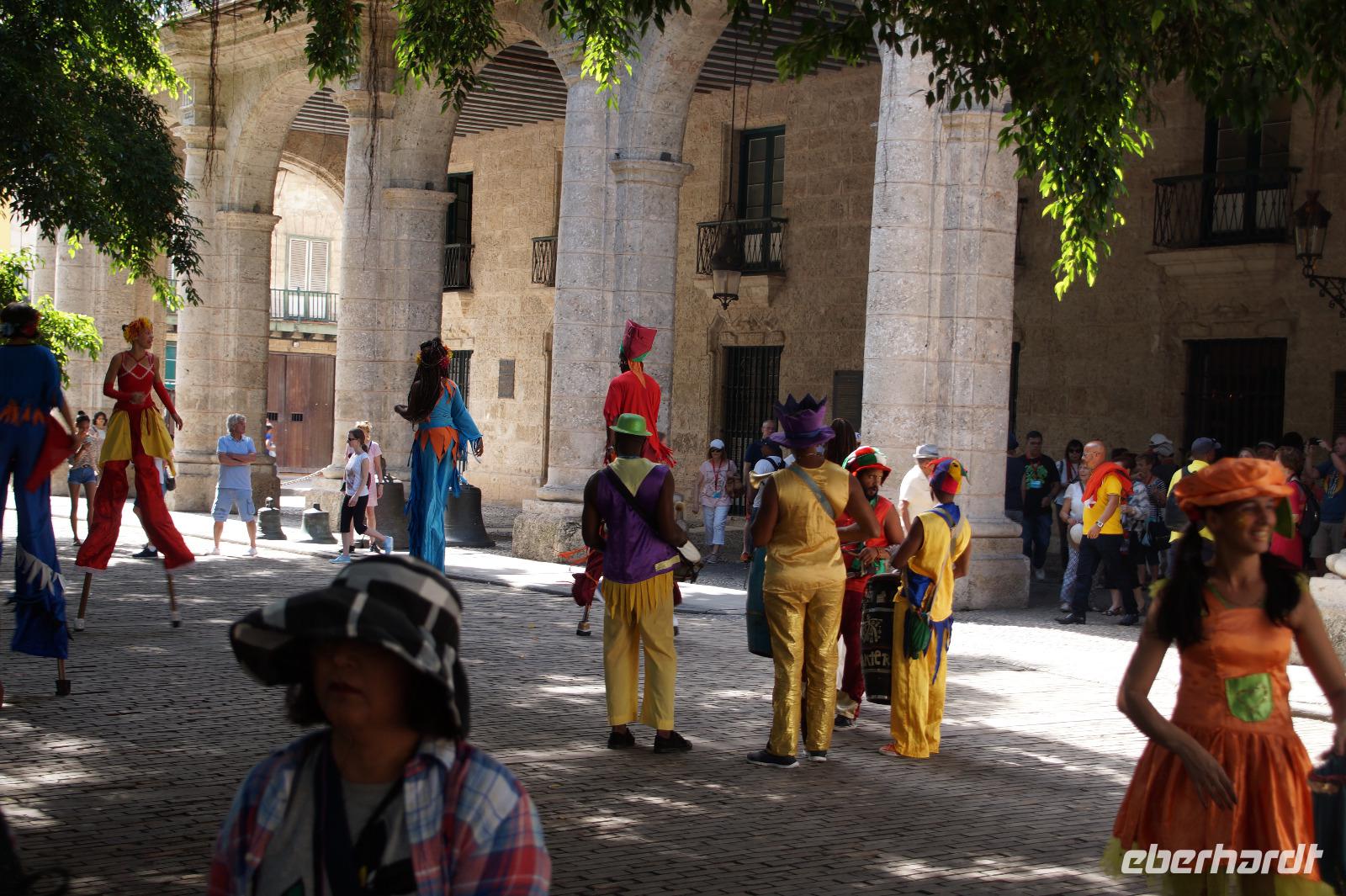 Performance vor dem Hist. Stadtmuseum, dem ehemaligen Palast der Generalkapitäne (Statthalter des spanischen Königs) Kubas