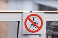 Schnippe keine Kippen von der Terrasse auf die Straße - wäre man nicht drauf gekommen... 