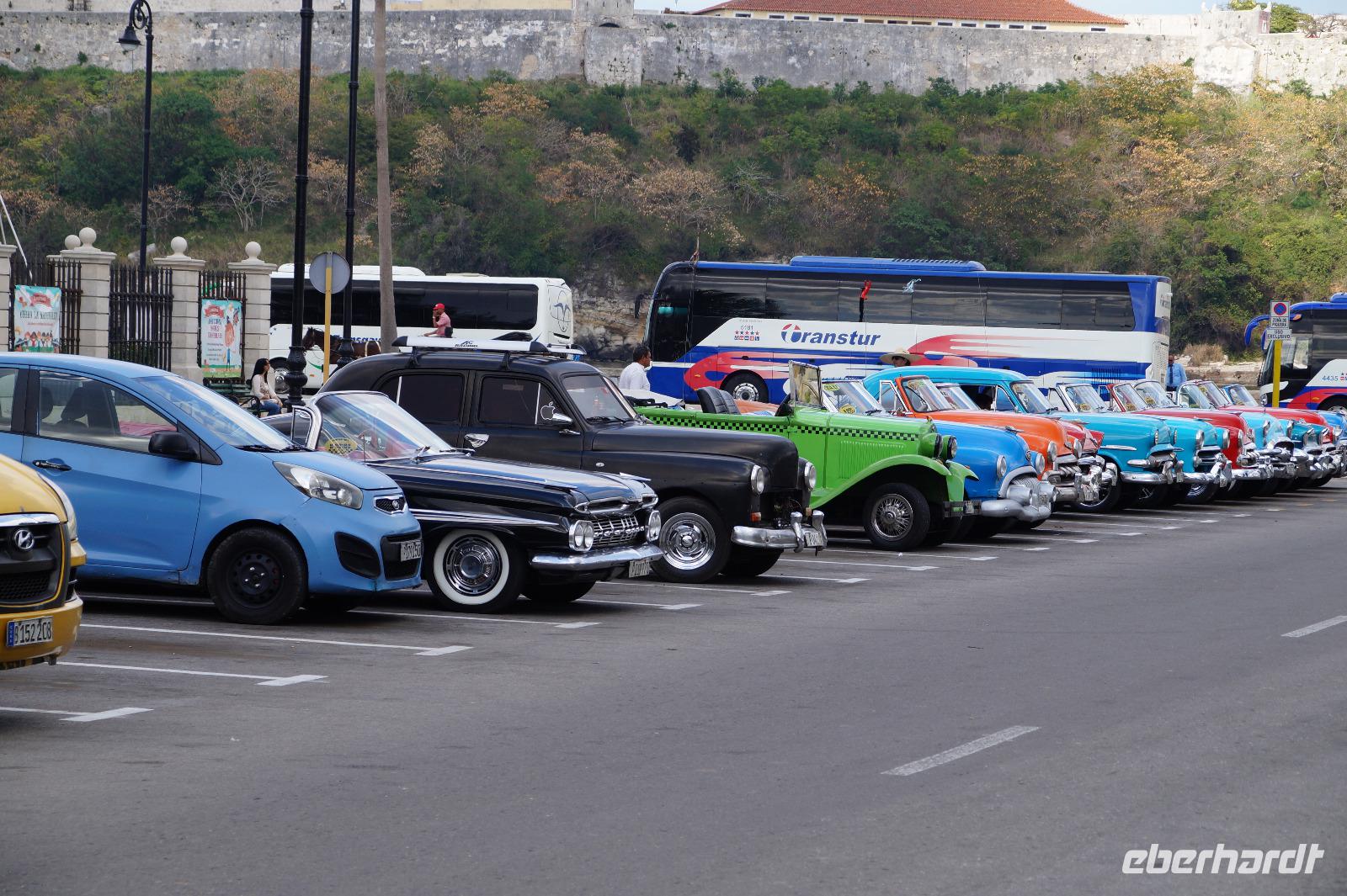 Amerikanische Straßencriuser neben asiatischen und russischen Kleinwagen