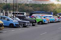 Amerikanische Straßencriuser neben asiatischen und russischen Kleinwagen