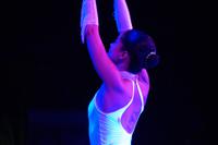 Tattoos, wie hier auf dem Rücken der jungen Tänzerin, sieht man auf Kuba noch selten