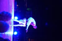 Um das mal festzuhalten: ER tanzt auf IHREM Rücken 