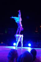 Um das mal festzuhalten: ER tanzt auf IHREM Rücken 