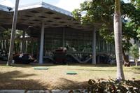 Revolutionsmuseum: indem Pavillion steht die Granma, die Yacht mit der Fidel und Mitstreiter Kuba erreichten, drumherum Fahrzeuge, die im Laufe des Bürgerkrieges eine Rolle spielten