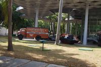 Revolutionsmuseum: indem Pavillion steht die Granma, die Yacht mit der Fidel und Mitstreiter Kuba erreichten, drumherum Fahrzeuge, die im Laufe des Bürgerkrieges eine Rolle spielten