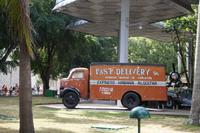 Der Lieferwagen ist mit Einschusslöchern bedeckt