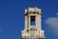 Im Turm des Palacio del Centro Asturiano (asturisches Zentrum) das spanische Königwappen. Das Gebäude ist Sitz des Nationalmuseums der Schönen Künste 