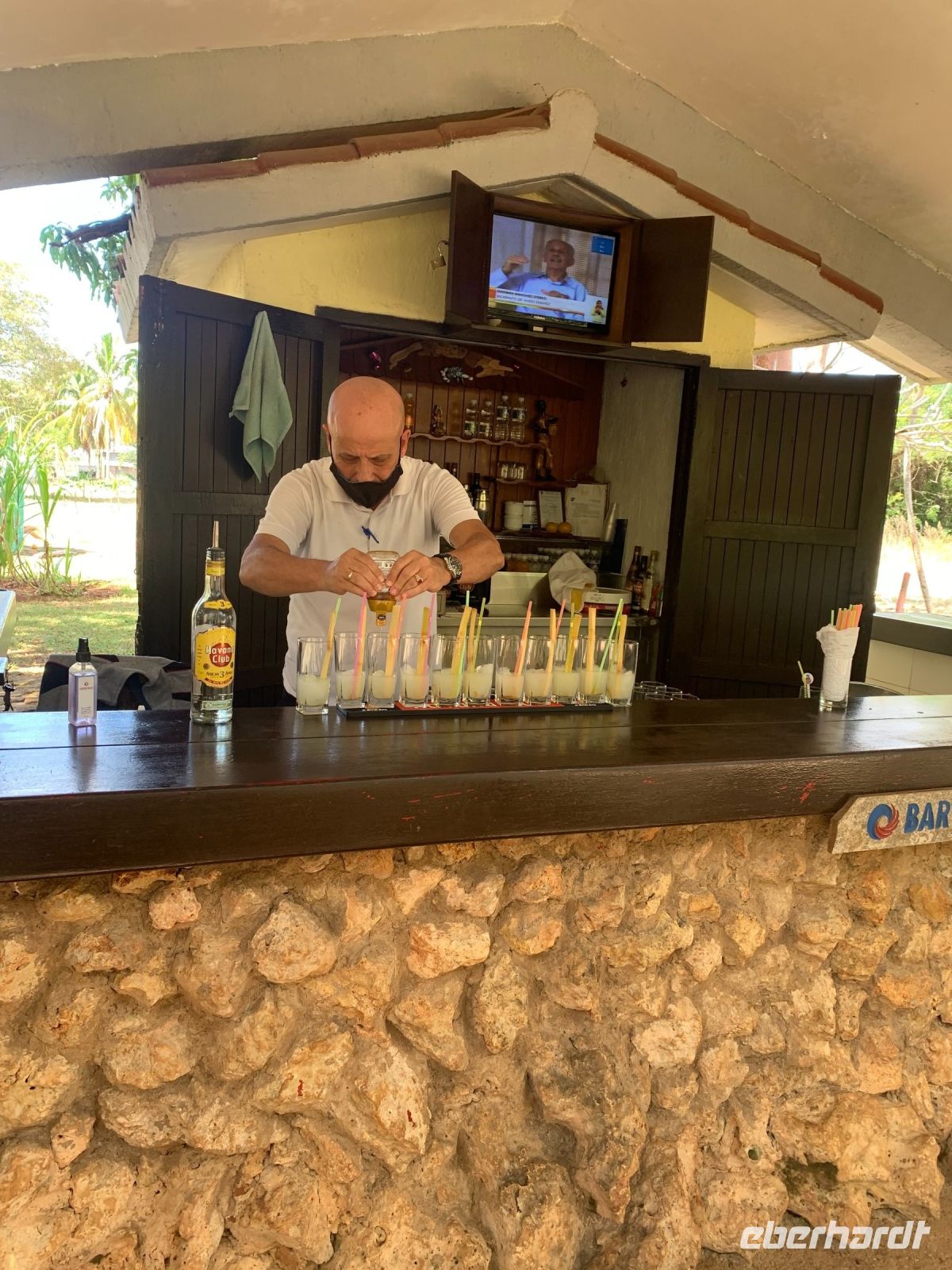 Hier wird ein Drink aus Zuckerrohrsaft vorbereitet