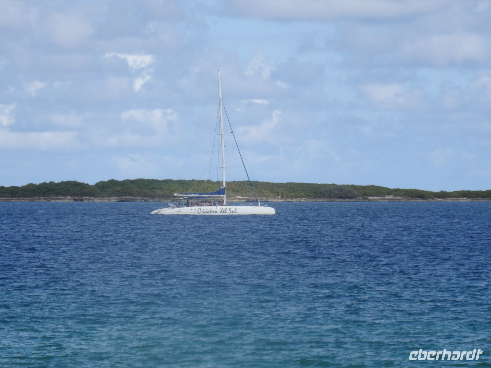 Ein Katamaran begegnet uns