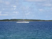 Ein Katamaran begegnet uns