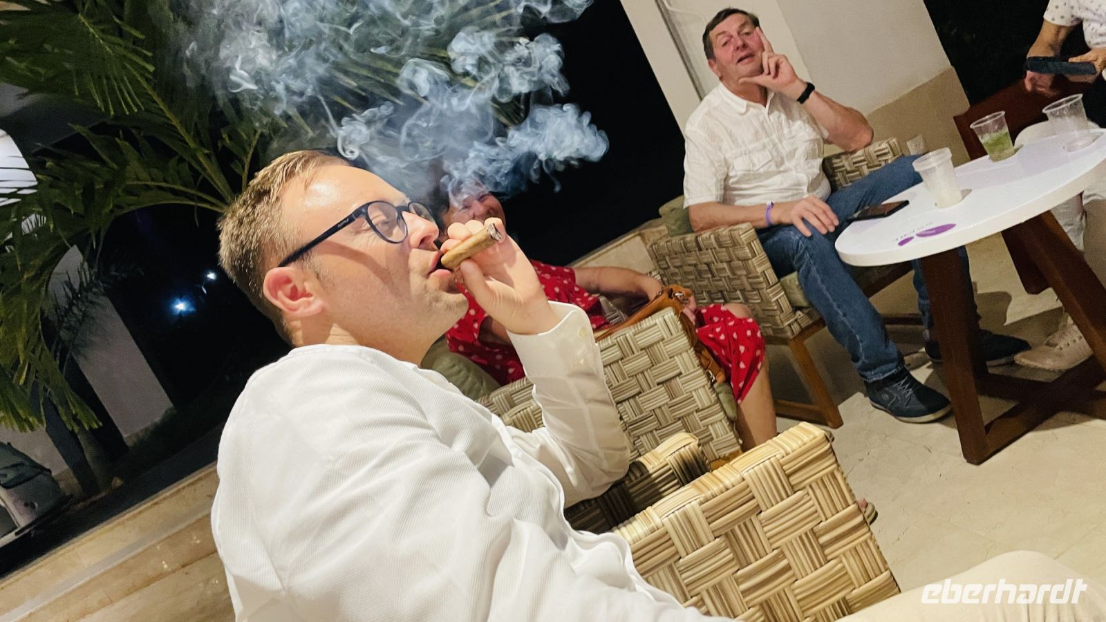 Zigarre rauchen im Hotel 