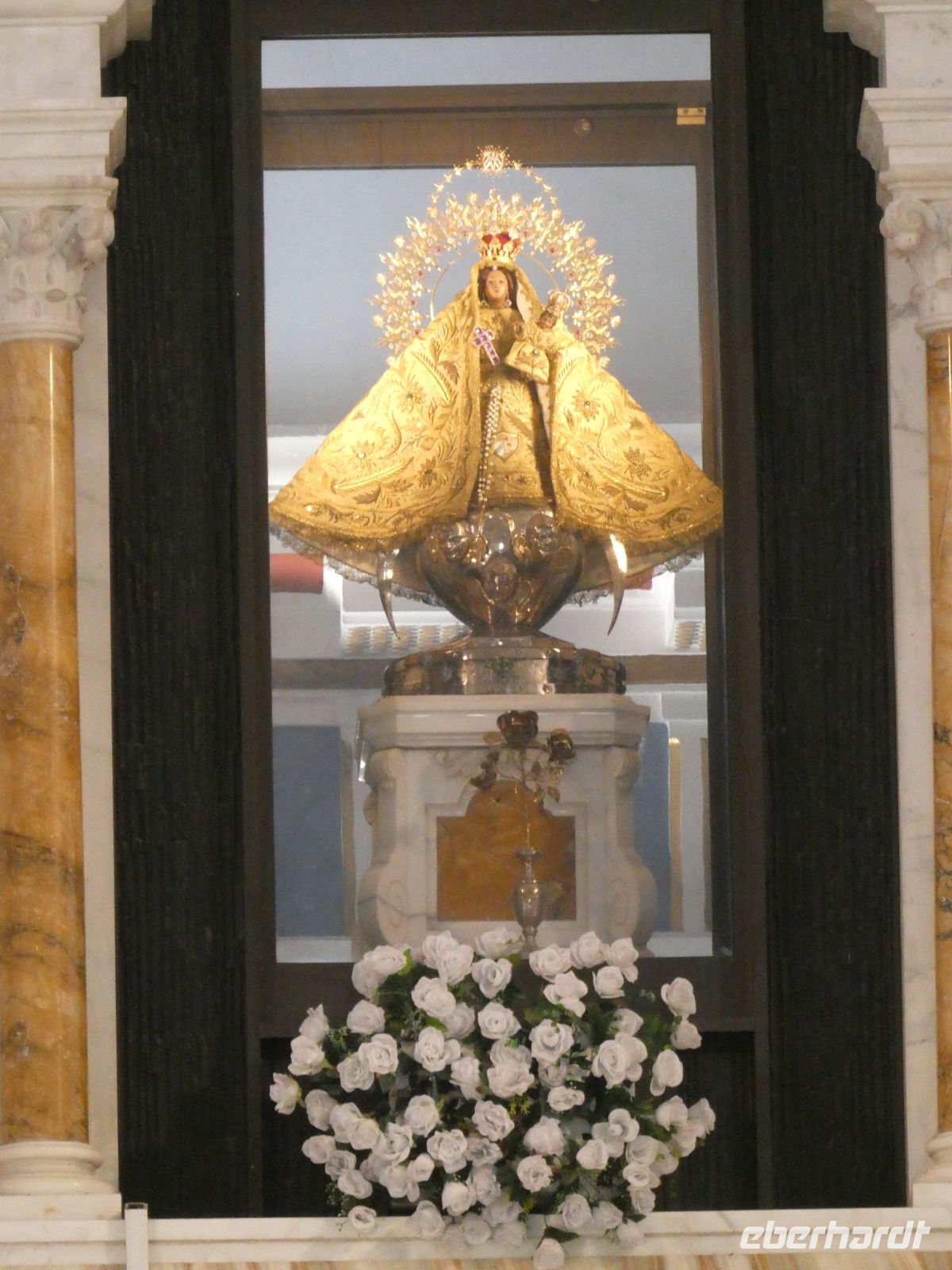 die Santeria-Göttin Oshun trägt gelb