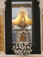 die Santeria-Göttin Oshun trägt gelb