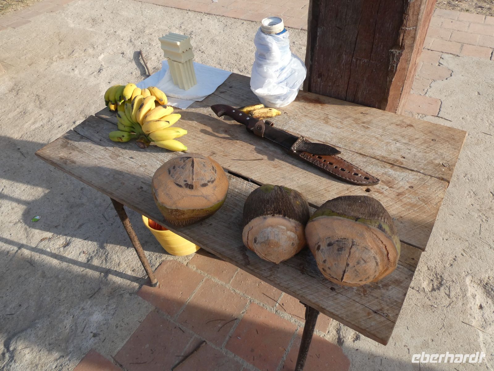 Kokosnüsse und Bananen zum Verkauf