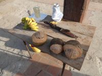 Kokosnüsse und Bananen zum Verkauf