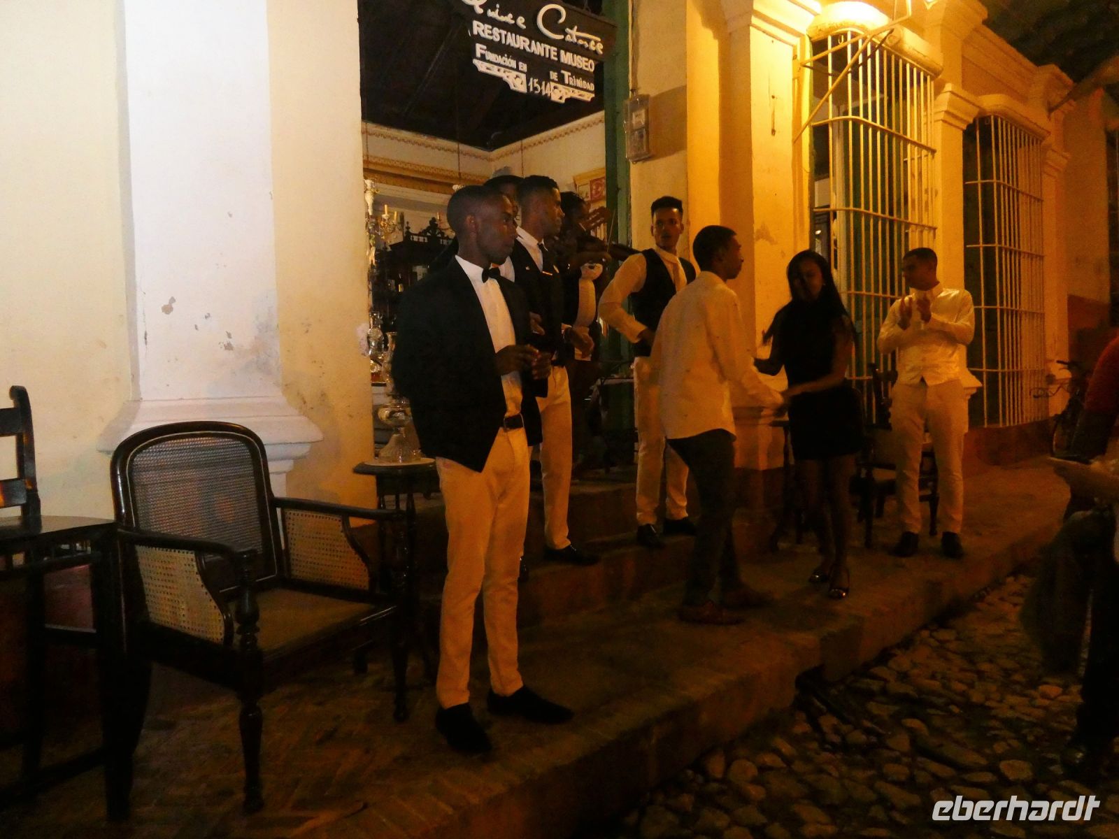 vor unserem Restaurant in Trinidad