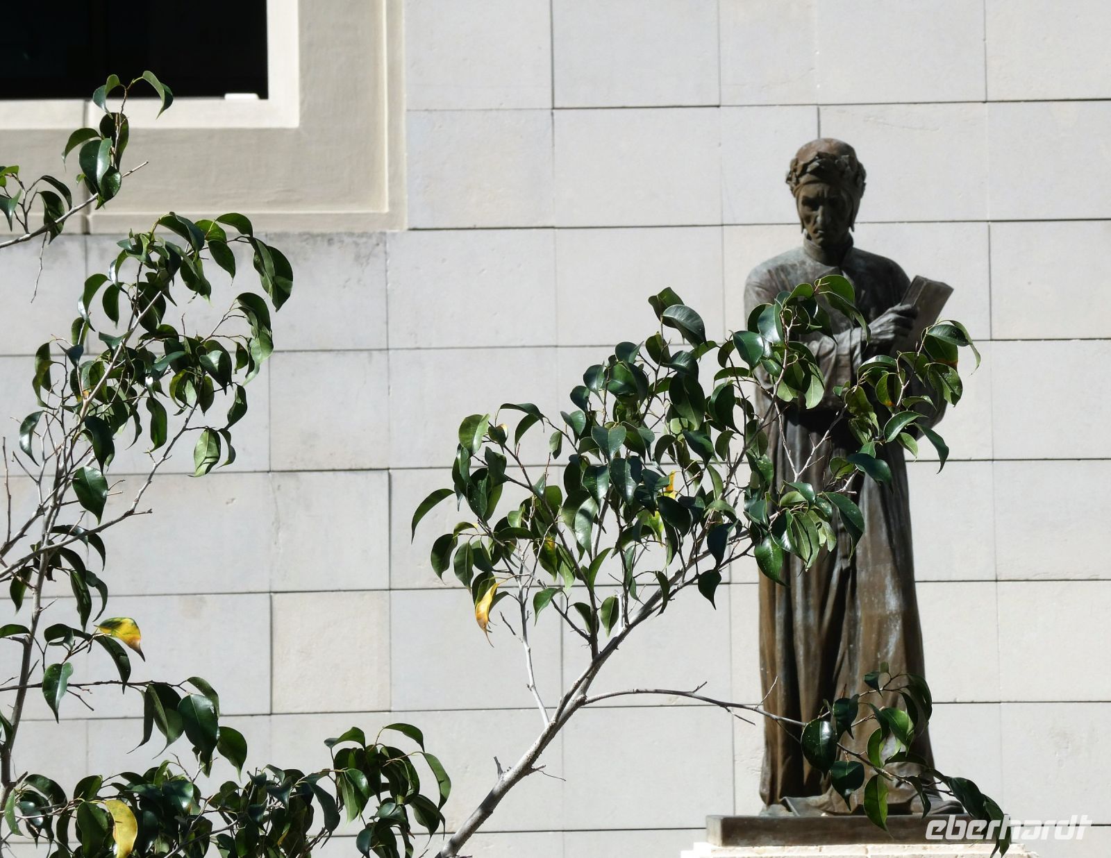 vor dem ehemaligen Franziskanerkloster