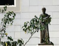 vor dem ehemaligen Franziskanerkloster