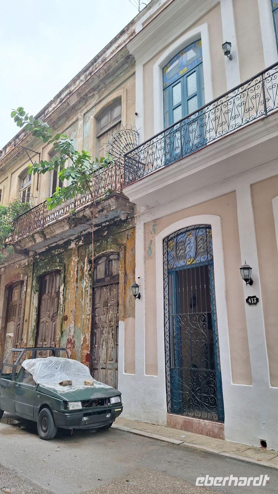 Vergleich: Unser Hostal und das unrenovierte Nebengebäude