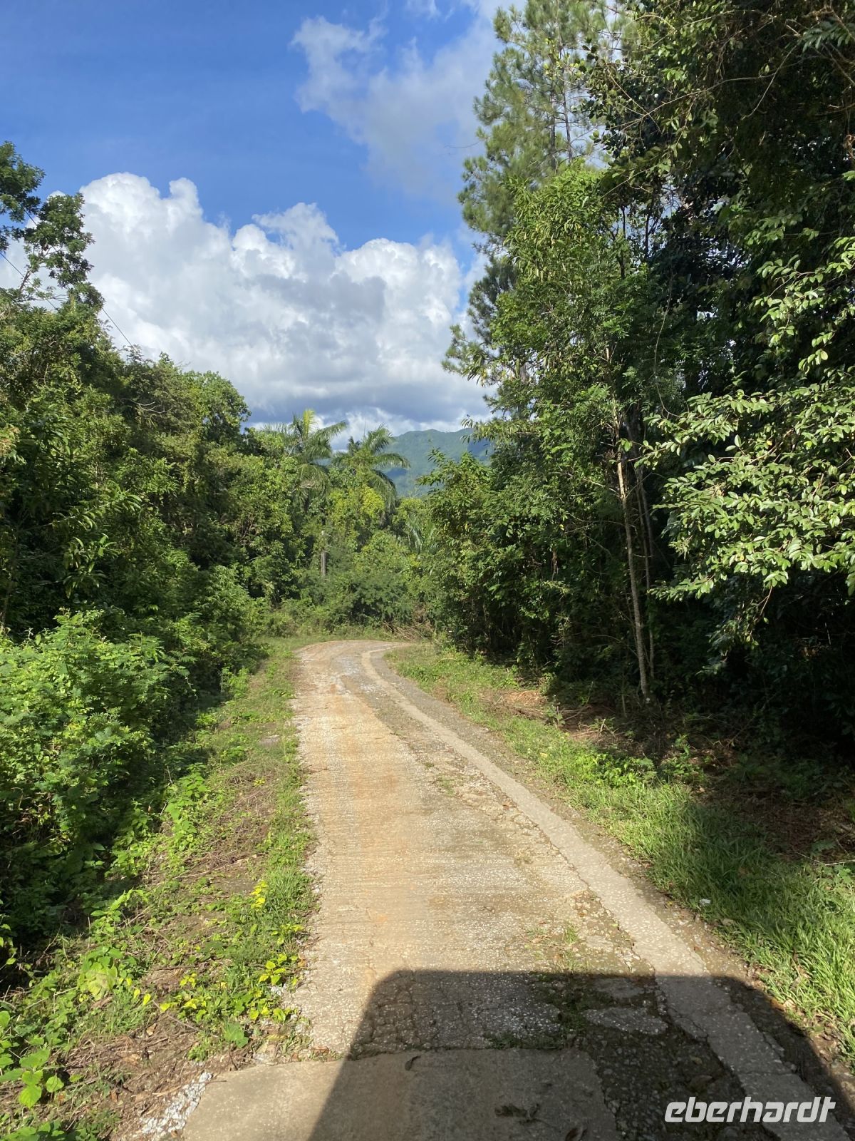 Der Weg ist unbefestigt und kann nur mit Geländefahrzeugen bewältigt werden