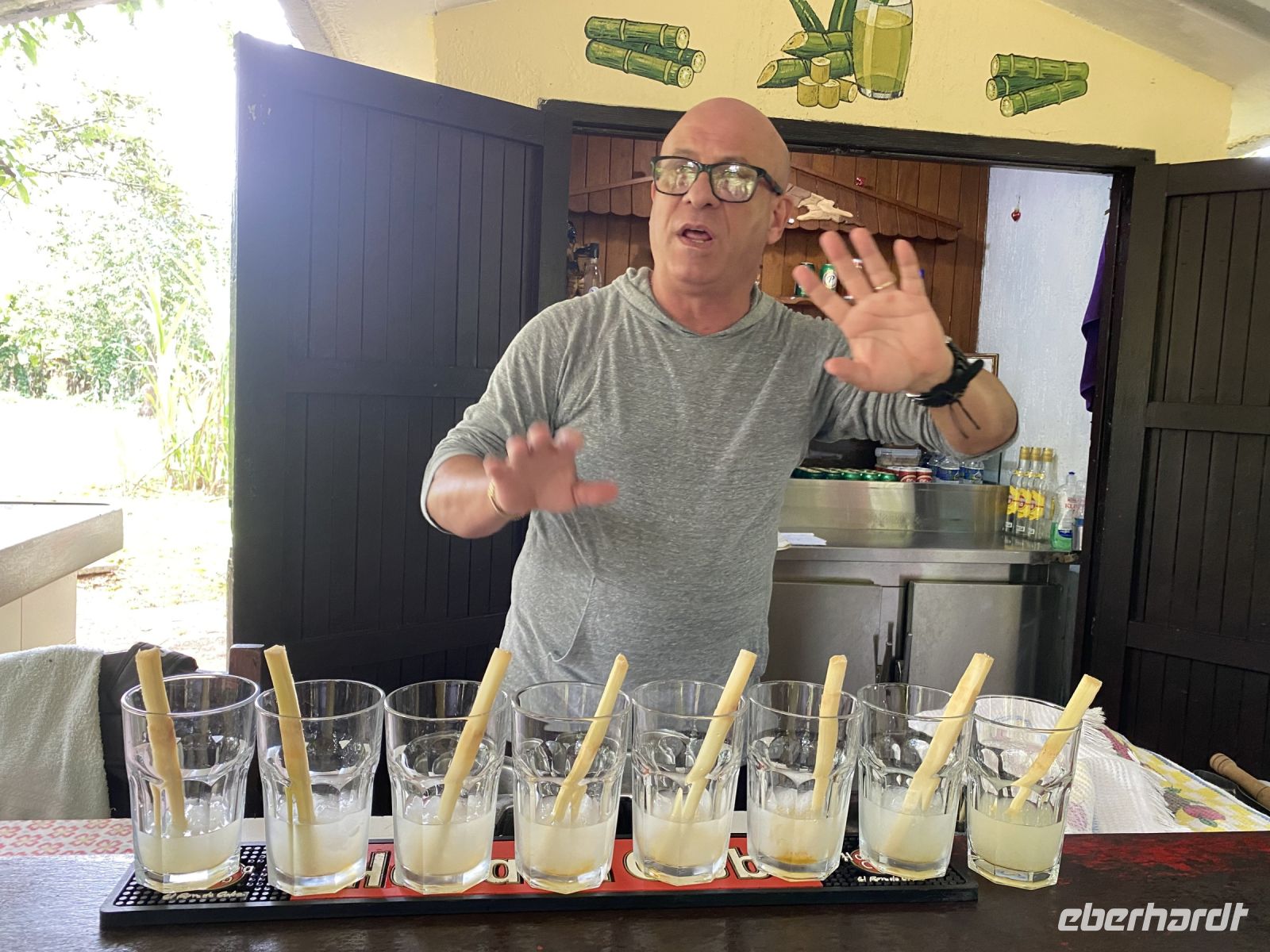 Zuckerrohrsaft wird verkostet