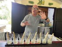 Zuckerrohrsaft wird verkostet